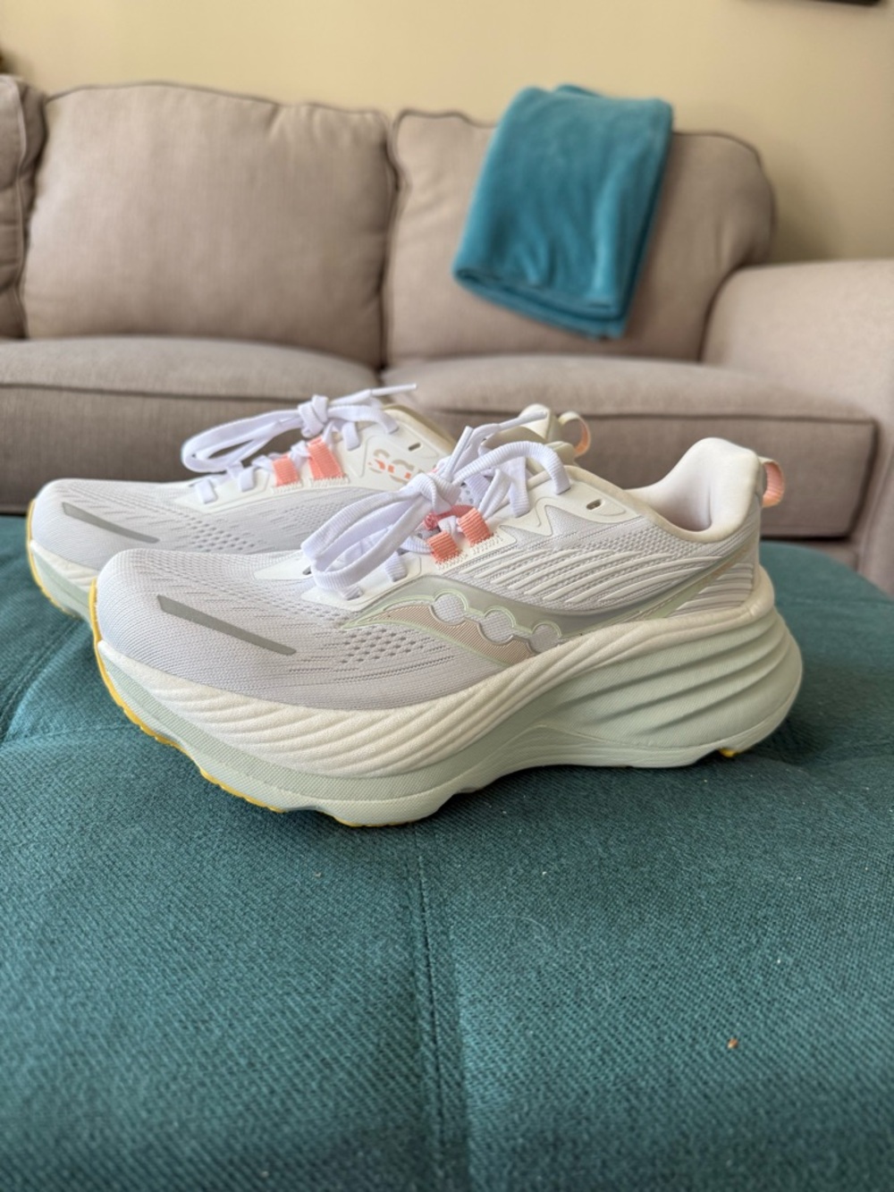 Saucony Hurricane 24 | Size 7 | WORN ONCE